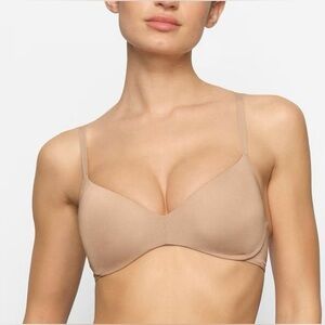 SKIMS Wireless Form Push-up Plunge Bra in Mica